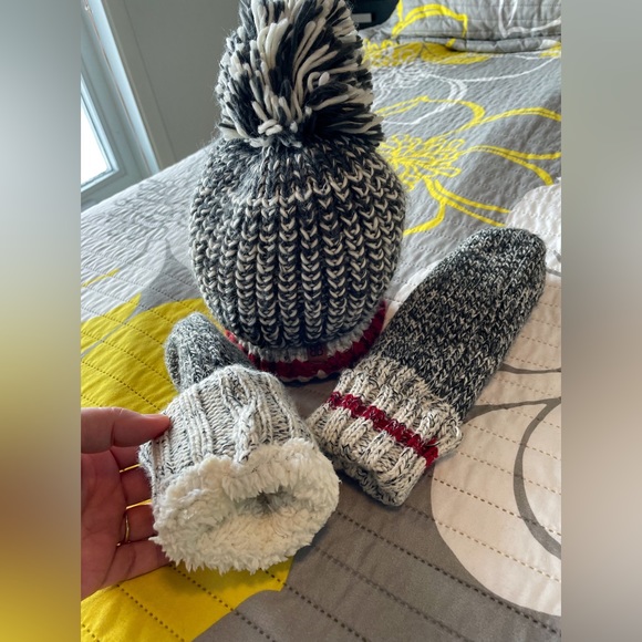 Toque and mittens - Picture 4 of 5